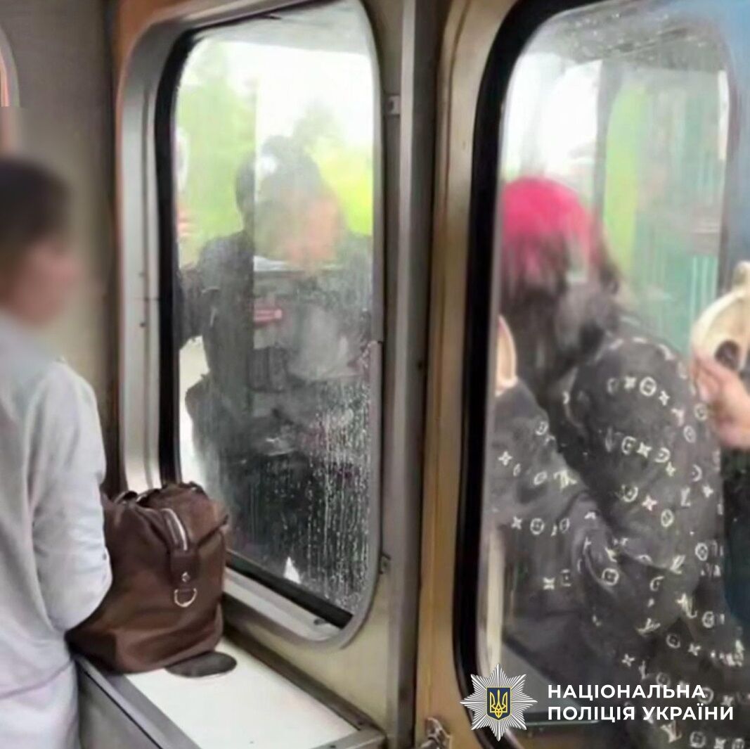 У Києві зачепери каталися у метро, стоячи між вагонами. Подробиці, фото та відео