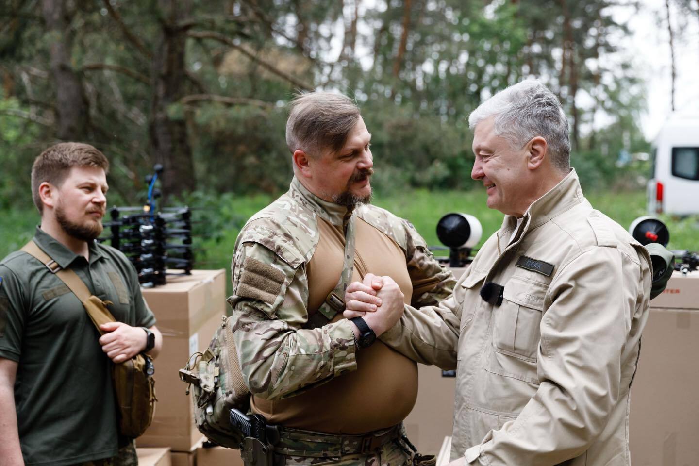 Продовжуємо підставляти плече бойовим підрозділам: Порошенко на Сумщині передав дрони та техніку у 12 бригад