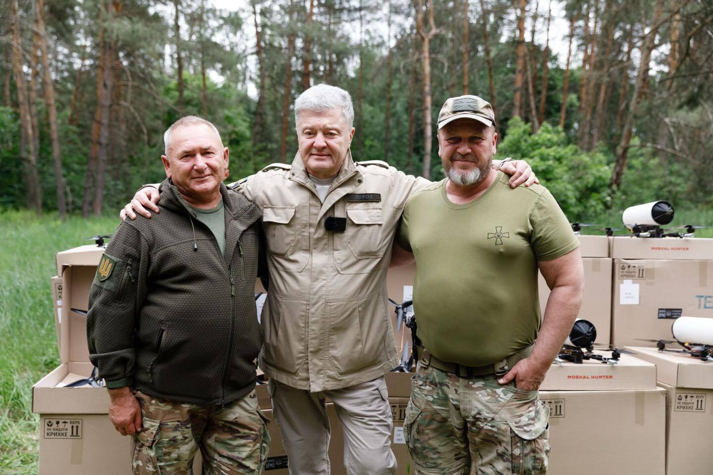 Продовжуємо підставляти плече бойовим підрозділам: Порошенко на Сумщині передав дрони та техніку у 12 бригад