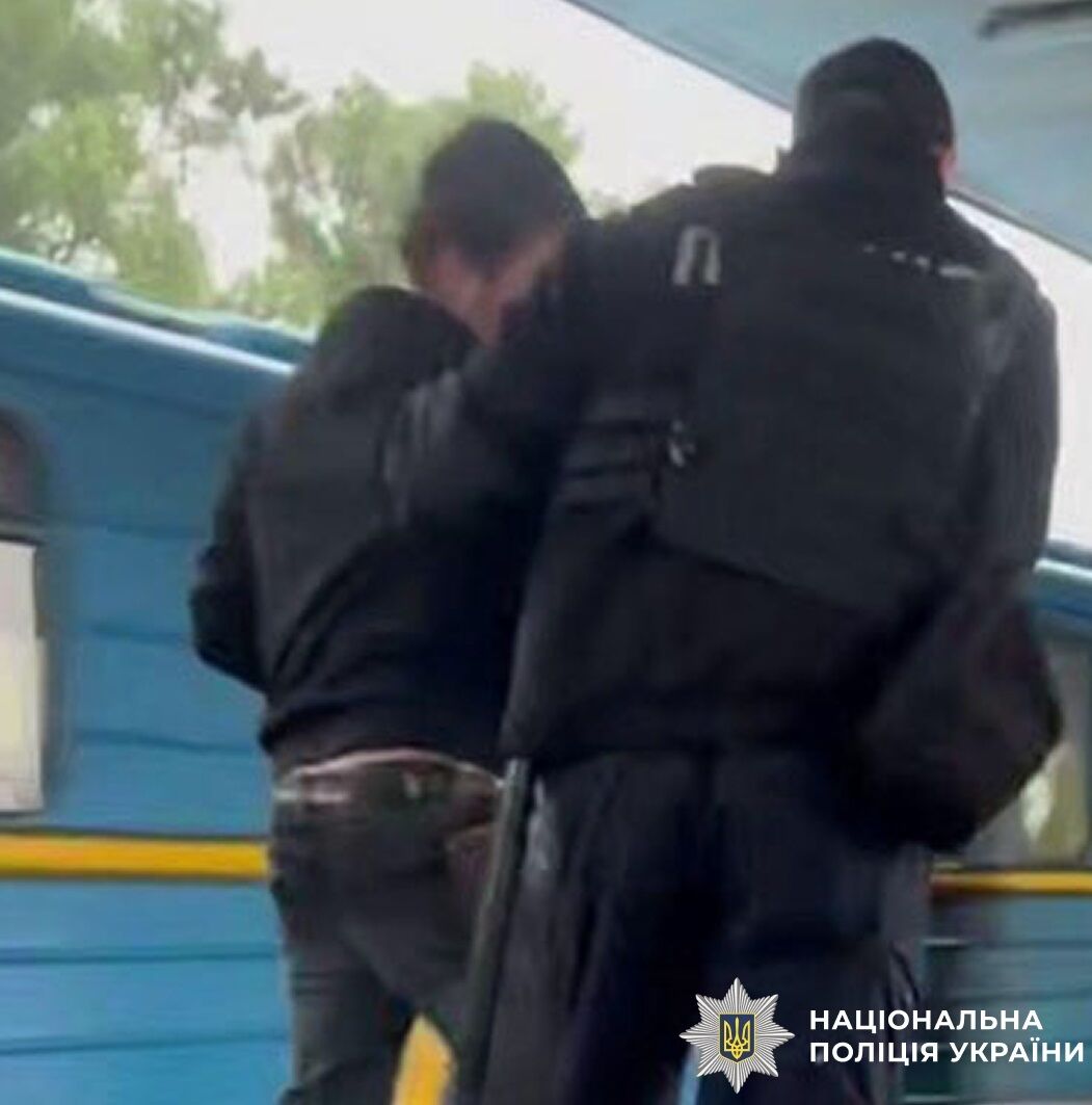 У Києві зачепери каталися у метро, стоячи між вагонами. Подробиці, фото та відео