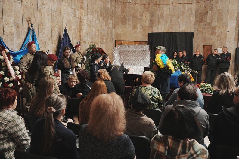 Виходив останнім, прикриваючи побратимів: у Харкові попрощалися з поліцейським, який загинув на Липецькому напрямку. Фото