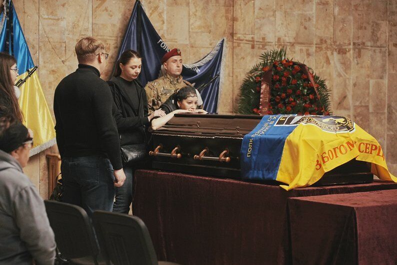 Виходив останнім, прикриваючи побратимів: у Харкові попрощалися з поліцейським, який загинув на Липецькому напрямку. Фото