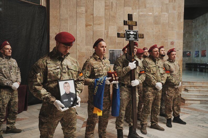 Виходив останнім, прикриваючи побратимів: у Харкові попрощалися з поліцейським, який загинув на Липецькому напрямку. Фото