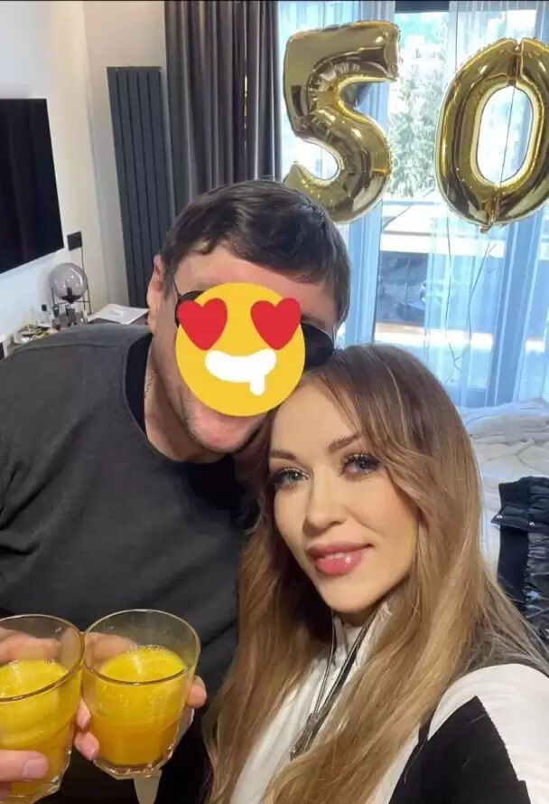 Валевська розсекретила імʼя 50-річного коханого та пояснила, чому закриває його обличчя смайликами