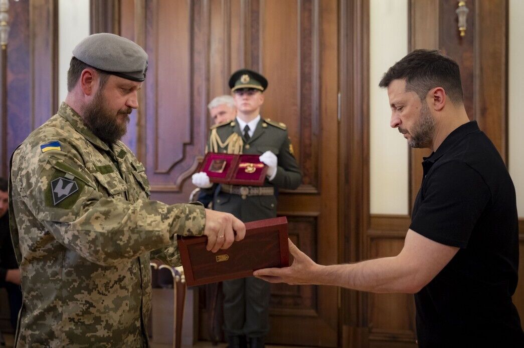 "Всюди, де найважче, задіяні наші ССО": Зеленський нагородив українських захисників в День Сил спеціальних операцій. Відео