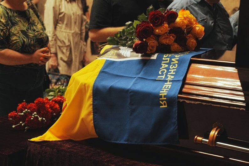 Виходив останнім, прикриваючи побратимів: у Харкові попрощалися з поліцейським, який загинув на Липецькому напрямку. Фото