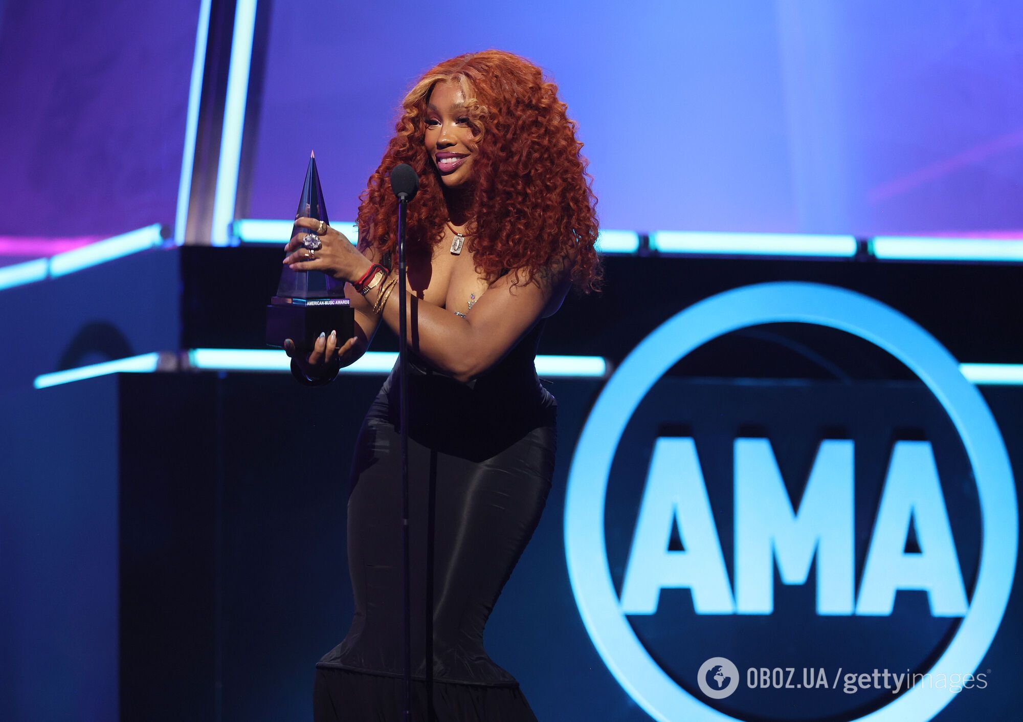У США відгриміла American Music Awards 2025: хто став найкращим артистом і які пісні відзначили нагородами
