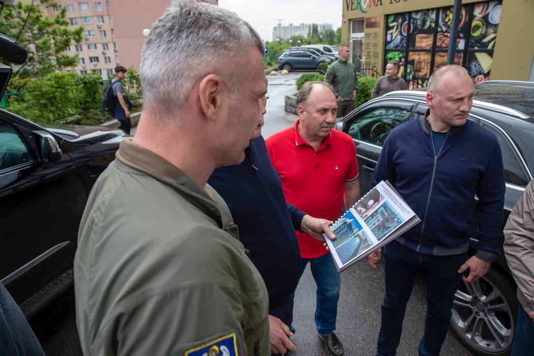 Відновлена будівля та сонячна станція: Кличко показав, як відремонтували пошкоджену російським обстрілом багатоповерхівку в Києві. Фото