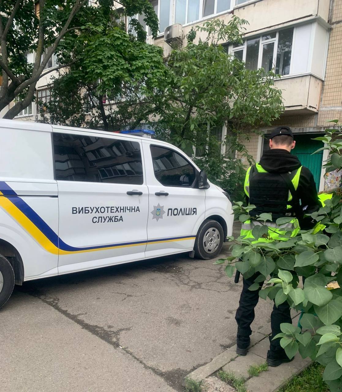 В Киеве на Оболони мужчина бросил из окна учебную гранату: полиция выясняет обстоятельства взрыва. Фото