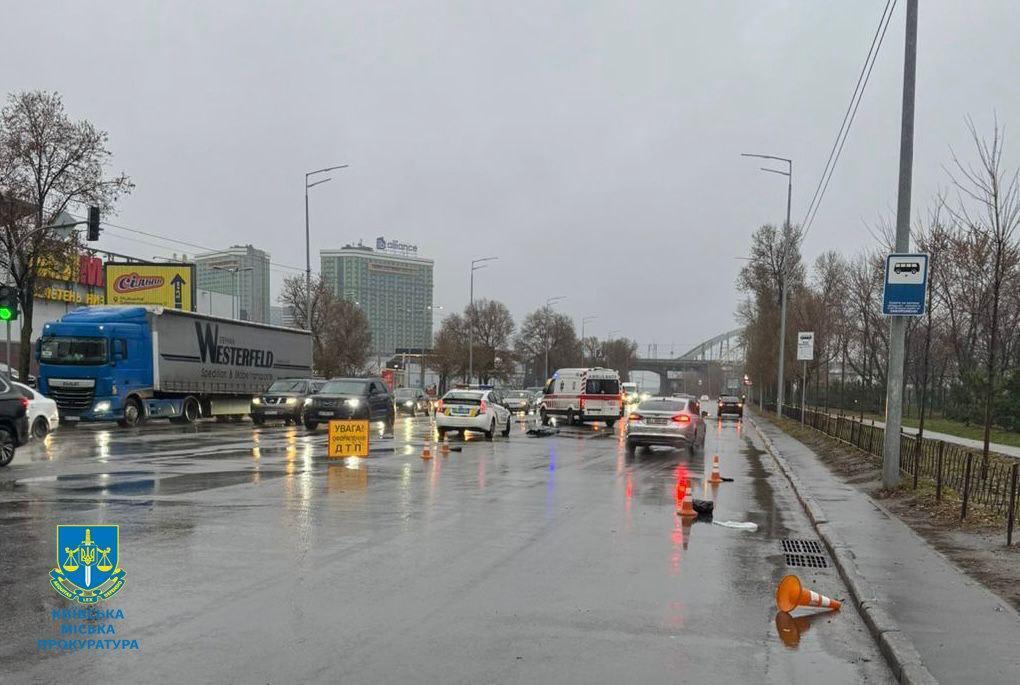 У Києві п’яний таксист збив на смерть жінку на переході та втік з місця ДТП. Подробиці, фото та відео