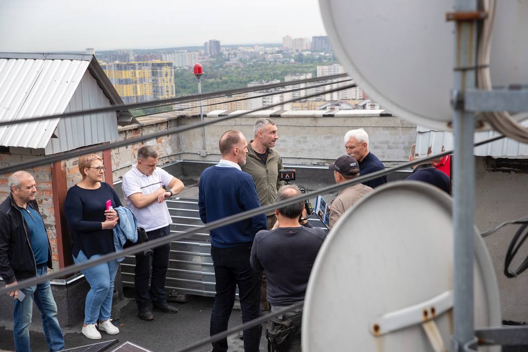 Відновлена будівля та сонячна станція: Кличко показав, як відремонтували пошкоджену російським обстрілом багатоповерхівку в Києві. Фото