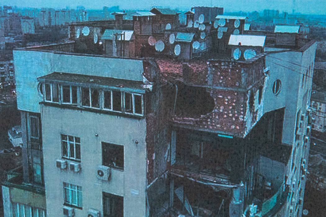 Відновлена будівля та сонячна станція: Кличко показав, як відремонтували пошкоджену російським обстрілом багатоповерхівку в Києві. Фото