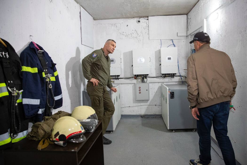 Відновлена будівля та сонячна станція: Кличко показав, як відремонтували пошкоджену російським обстрілом багатоповерхівку в Києві. Фото