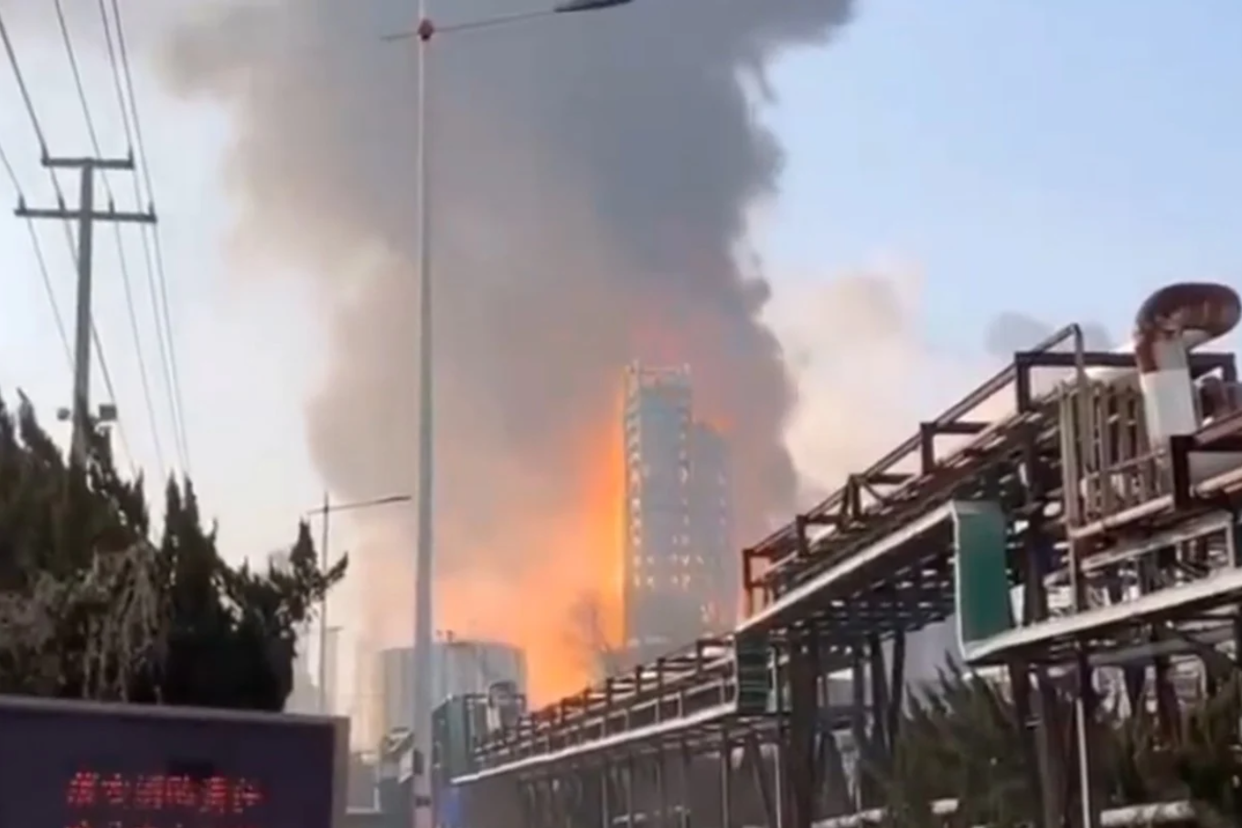 В Китае произошел мощный взрыв на химическом заводе: много погибших, раненых и пропавших без вести. Видео