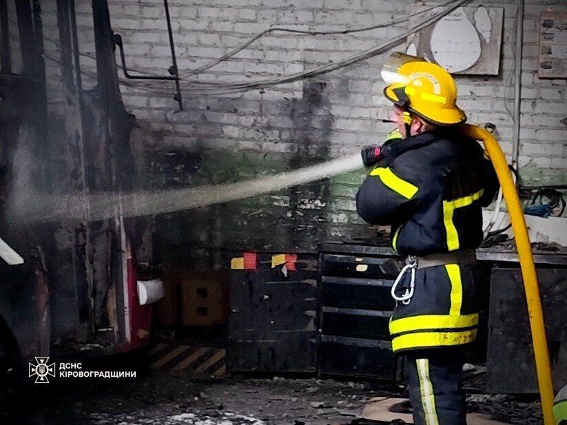 Окупанти вдарили по підприємству у Світловодську на Кіровоградщині: сталась пожежа, постраждали троє людей. Фото