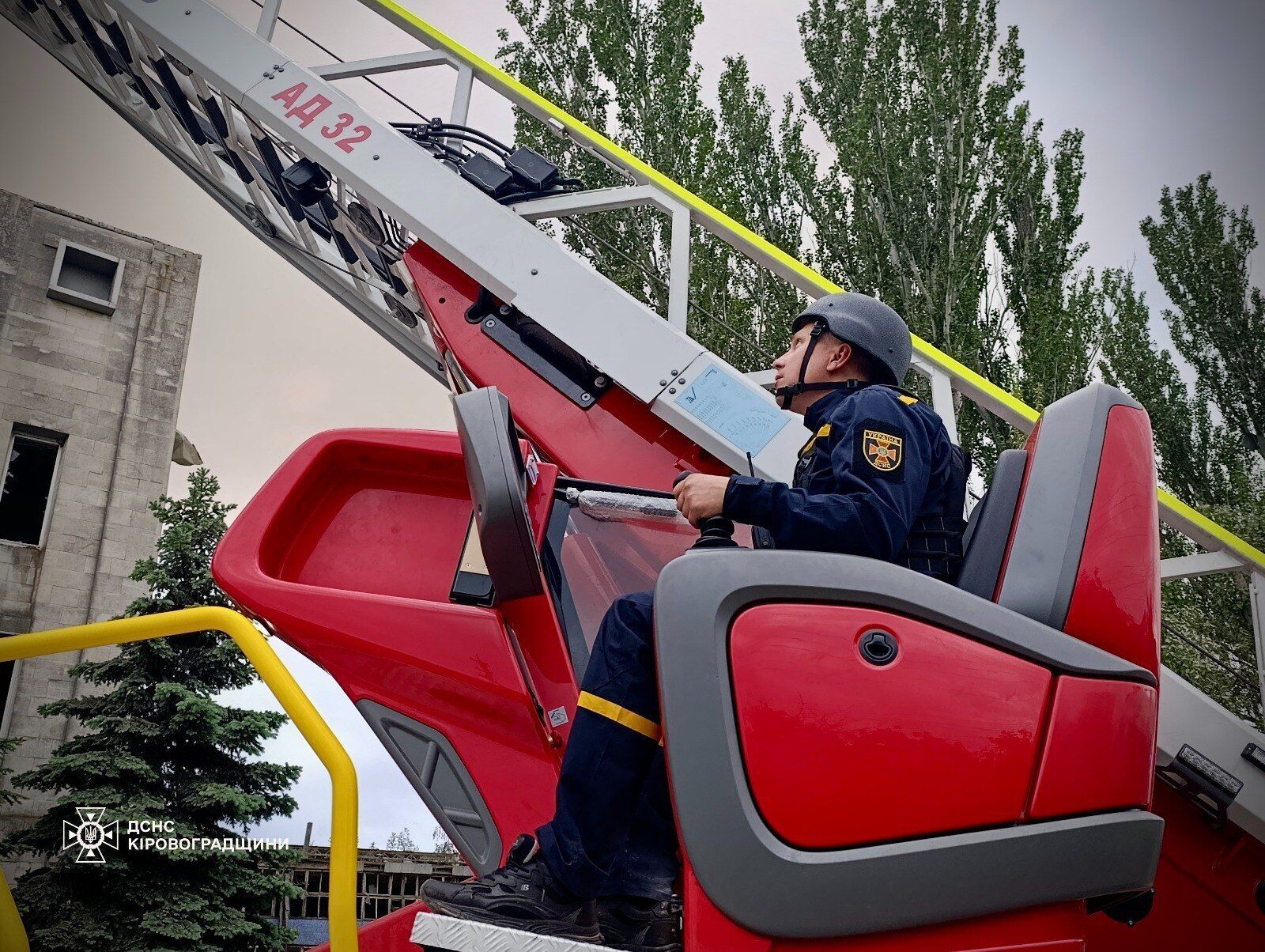Окупанти вдарили по підприємству у Світловодську на Кіровоградщині: сталась пожежа, постраждали троє людей. Фото