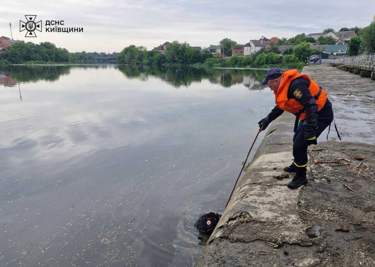 На Київщині у водоймі виявили тіло чоловіка. Подробиці трагедії та фото