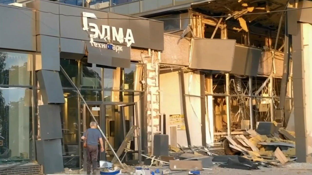 Дрони атакували технопарк в одному із округів Москви: було чутно вибухи, сталась пожежа. Фото і відео