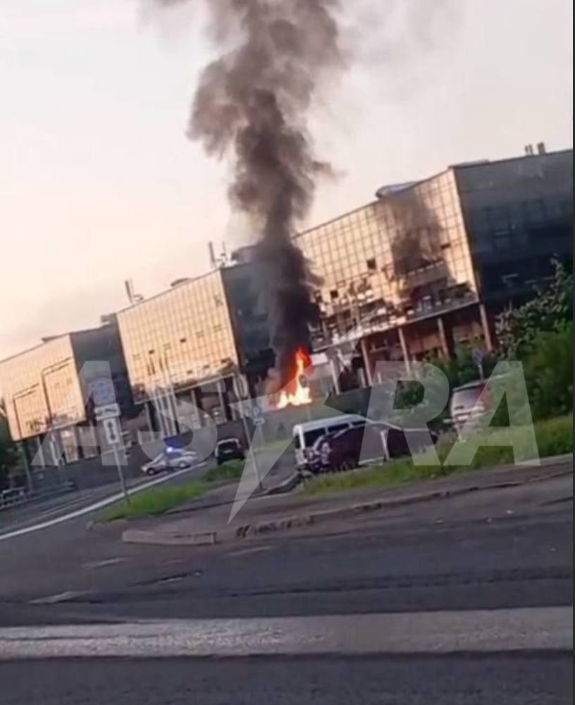 Дрони атакували технопарк в одному із округів Москви: було чутно вибухи, сталась пожежа. Фото і відео