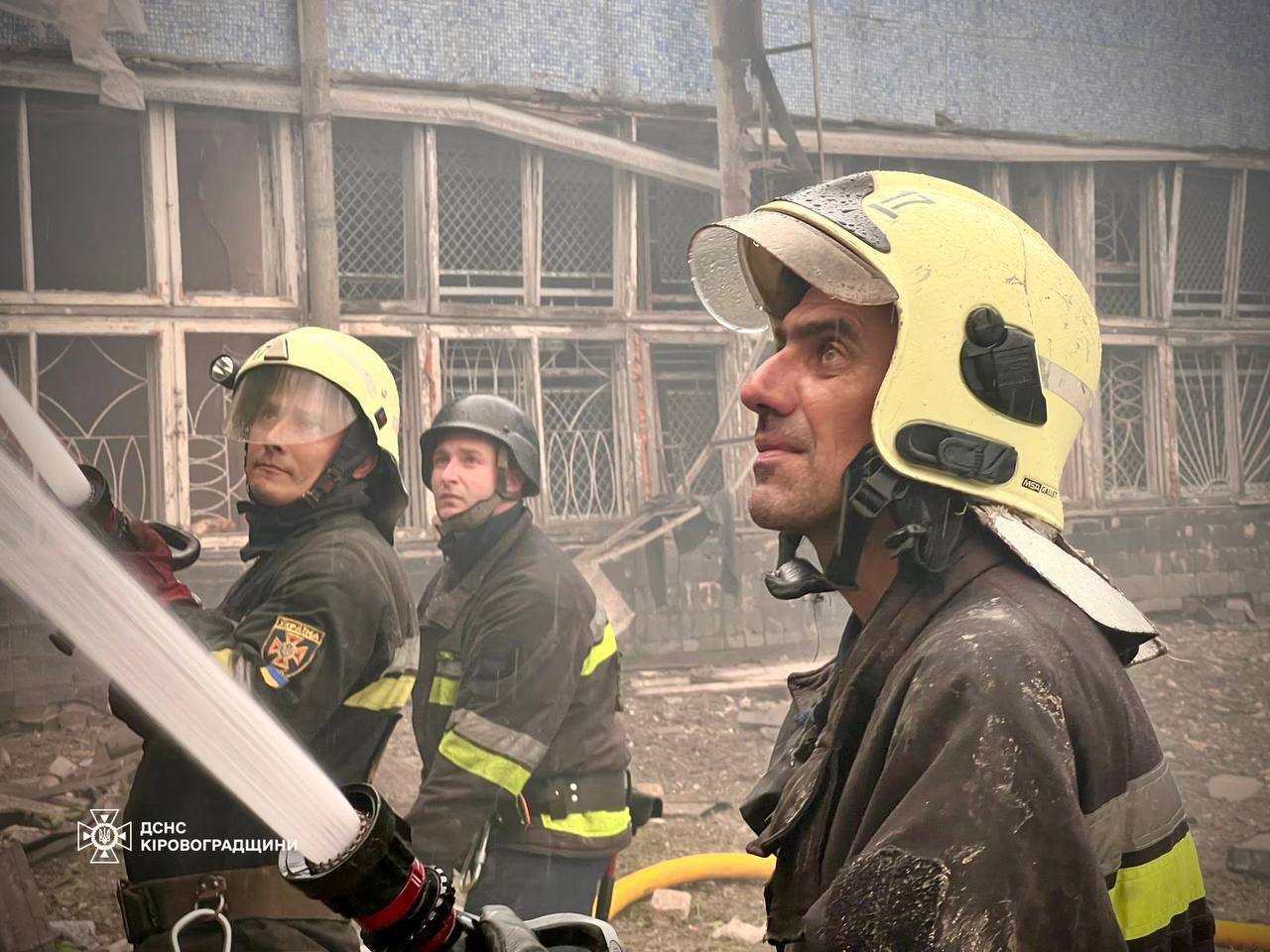 Окупанти вдарили по підприємству у Світловодську на Кіровоградщині: сталась пожежа, постраждали троє людей. Фото