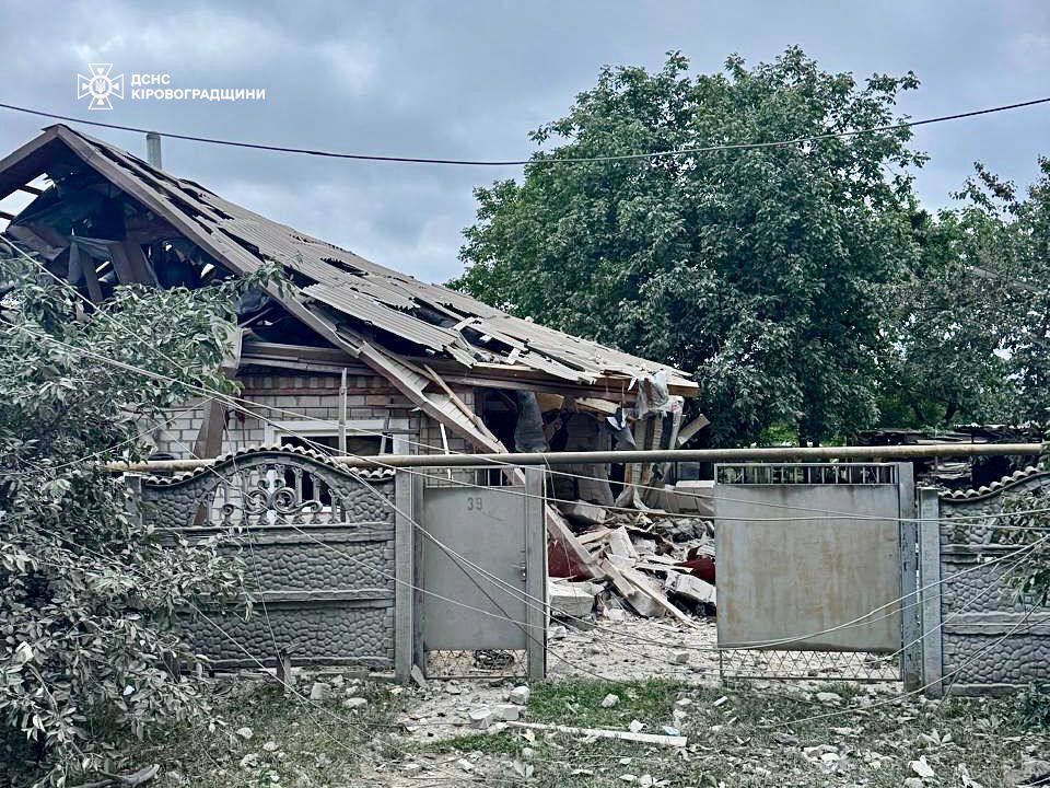 Окупанти вдарили по підприємству у Світловодську на Кіровоградщині: сталась пожежа, постраждали троє людей. Фото