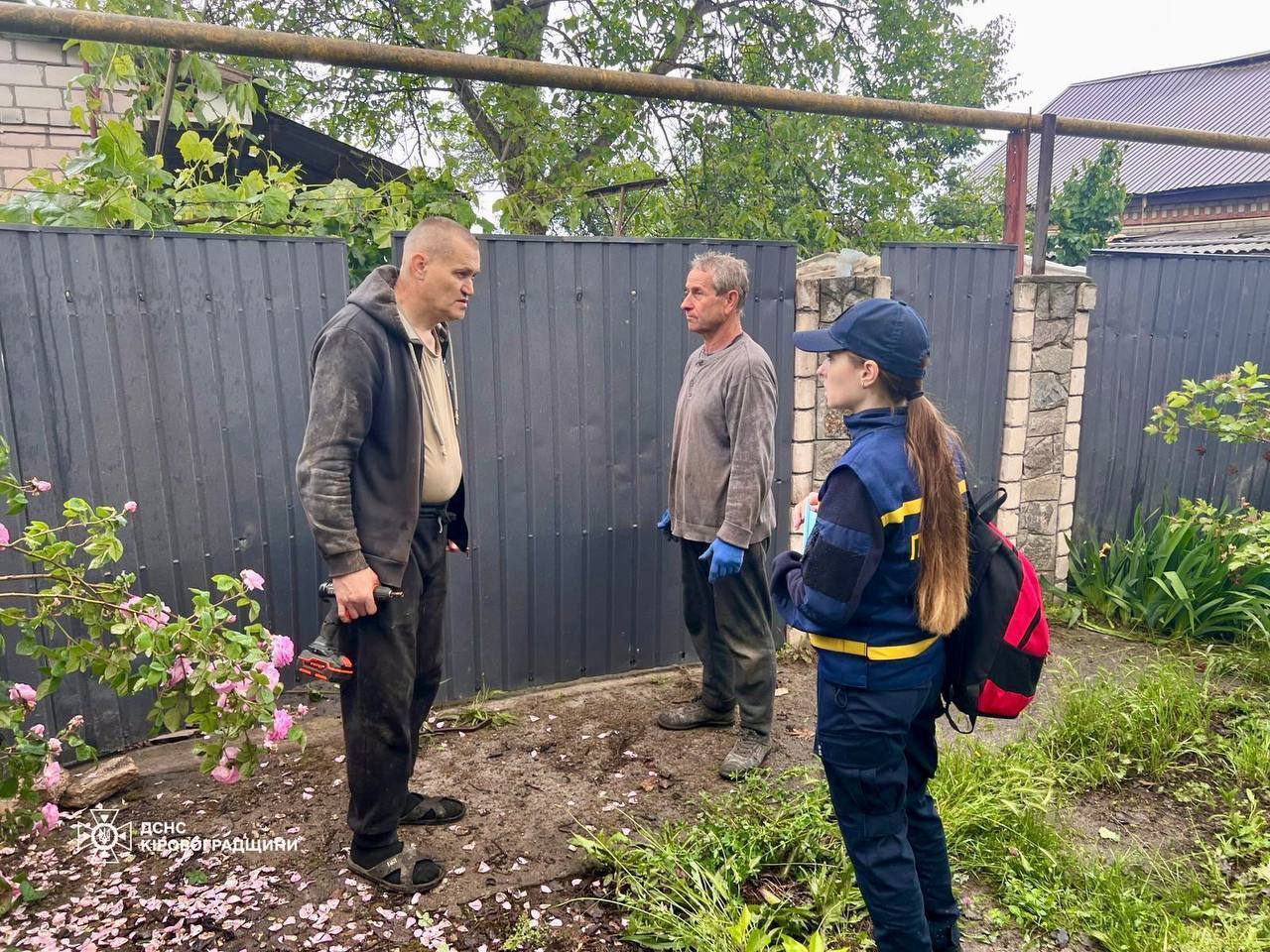 Окупанти вдарили по підприємству у Світловодську на Кіровоградщині: сталась пожежа, постраждали троє людей. Фото