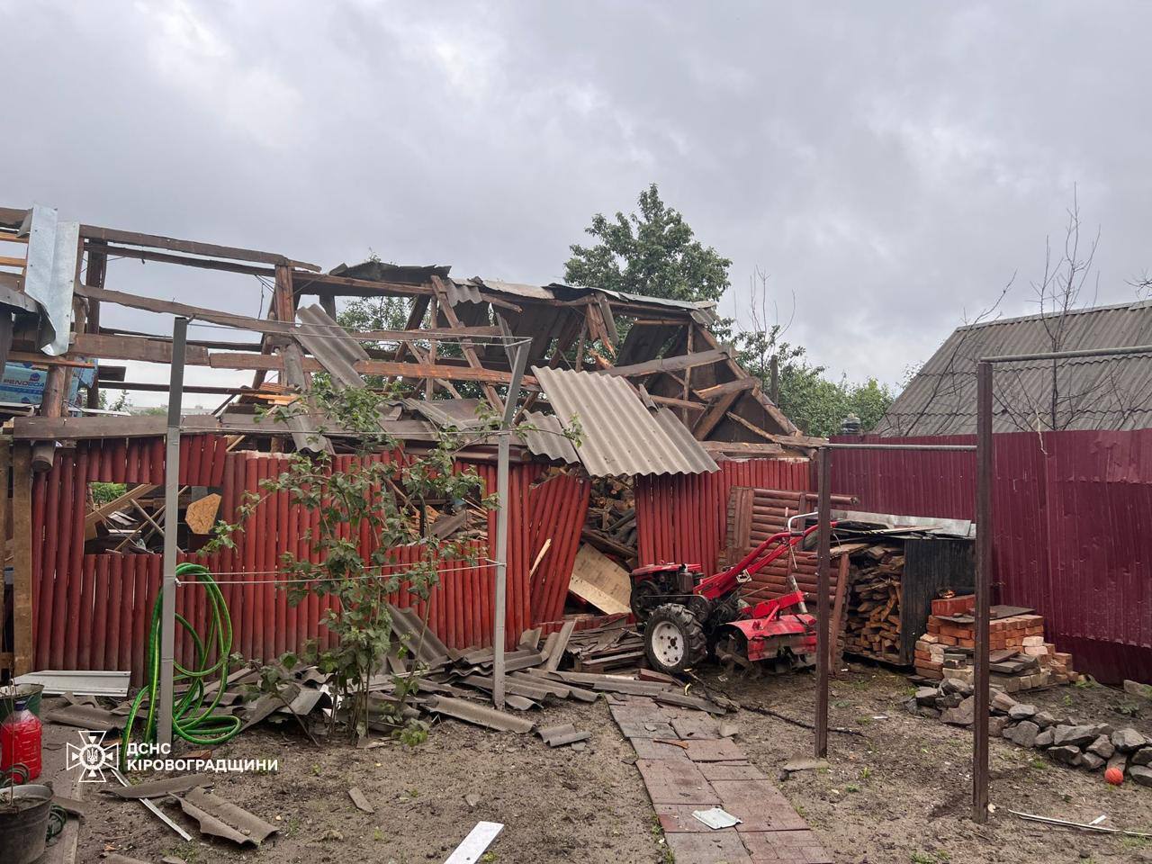 Окупанти вдарили по підприємству у Світловодську на Кіровоградщині: сталась пожежа, постраждали троє людей. Фото