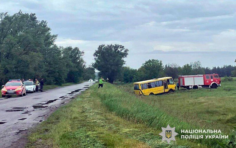 На Полтавщині шкільний автобус вилетів у кювет: постраждали троє дітей. Фото