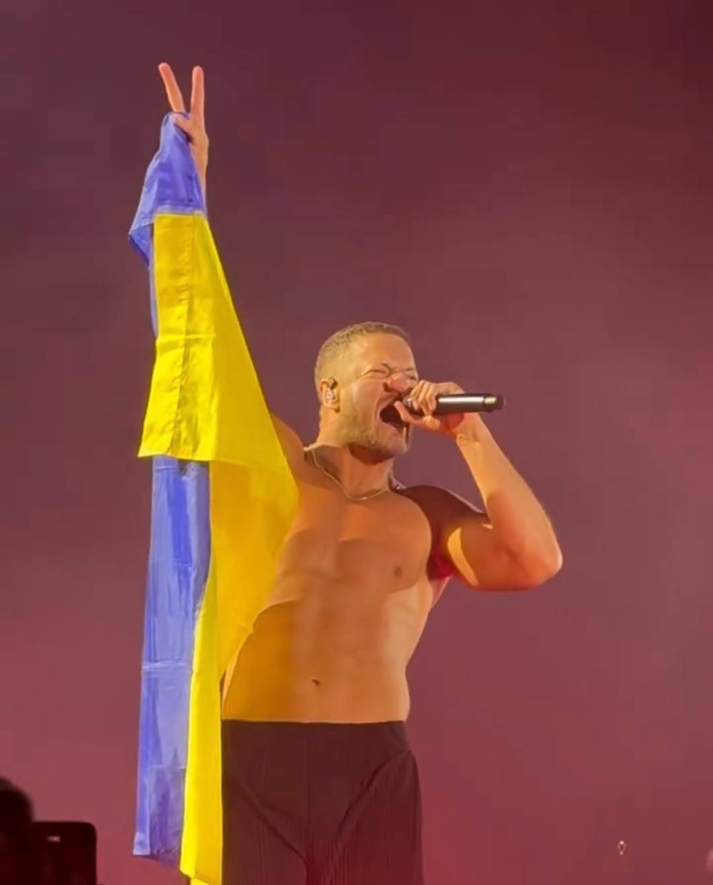 Соліст Imagine Dragons підняв український прапор на концерті в Італії. Вражаючі кадри