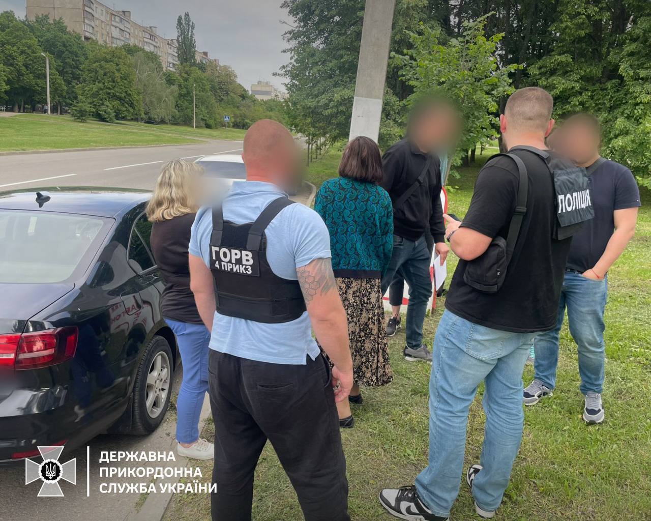 "Одружу й вивезу": на Харківщині викрили жінку, яка оформляла фіктивні шлюби для виїзду за кордон. Фото