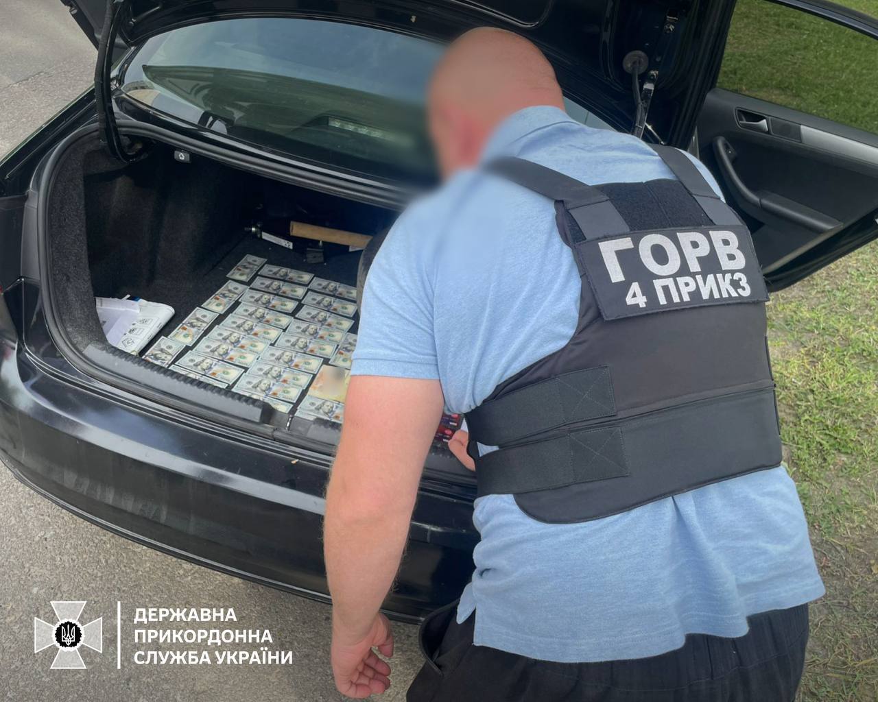 "Одружу й вивезу": на Харківщині викрили жінку, яка оформляла фіктивні шлюби для виїзду за кордон. Фото