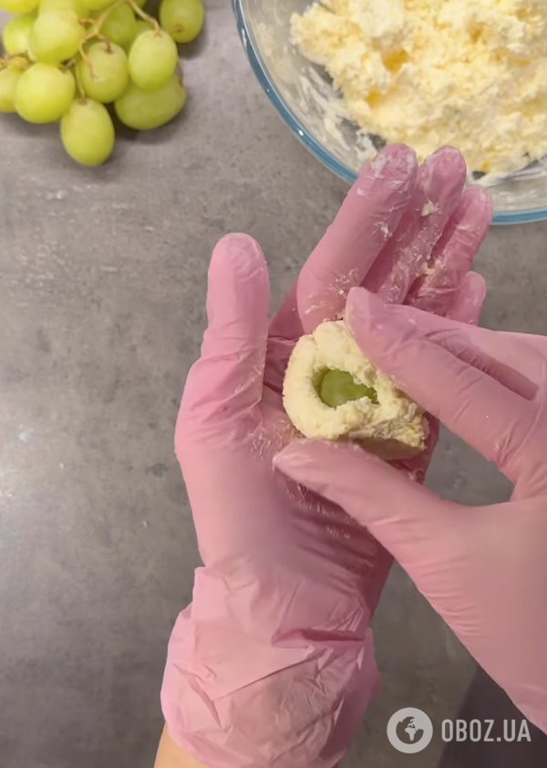 Для праздничного стола: самая вкусная сырная закуска с цедрой и виноградом за 3 минуты