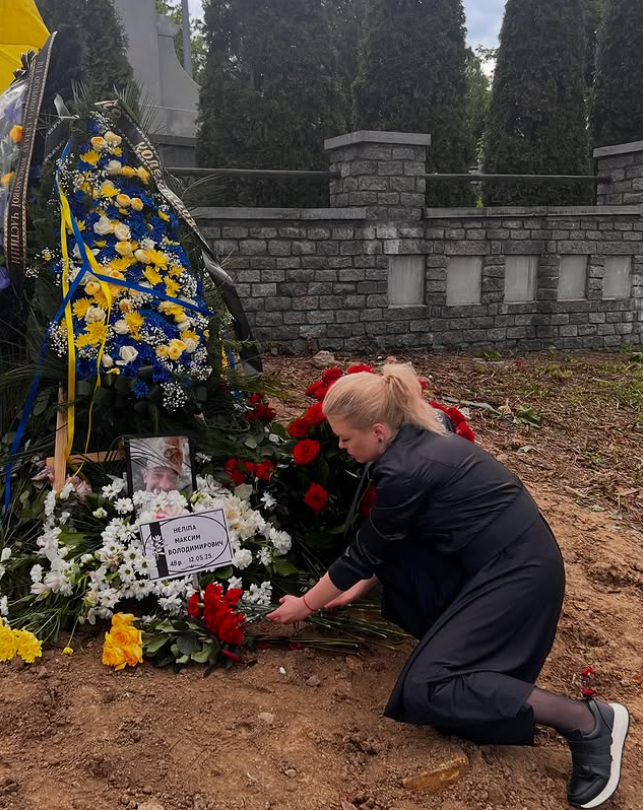 Який вигляд має могила загиблого на війні Максима Неліпи. Фото