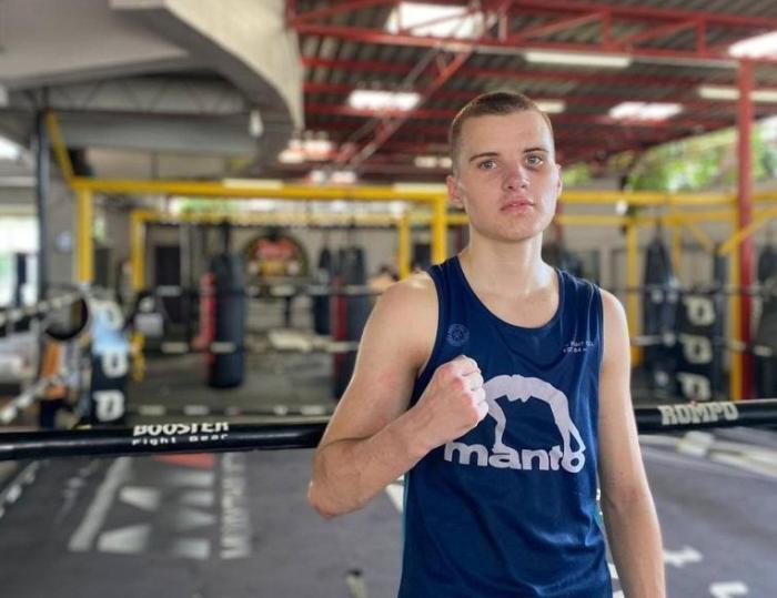 Український боксер на ЧС "розмазав по рингу" російського чемпіона світу. Відео