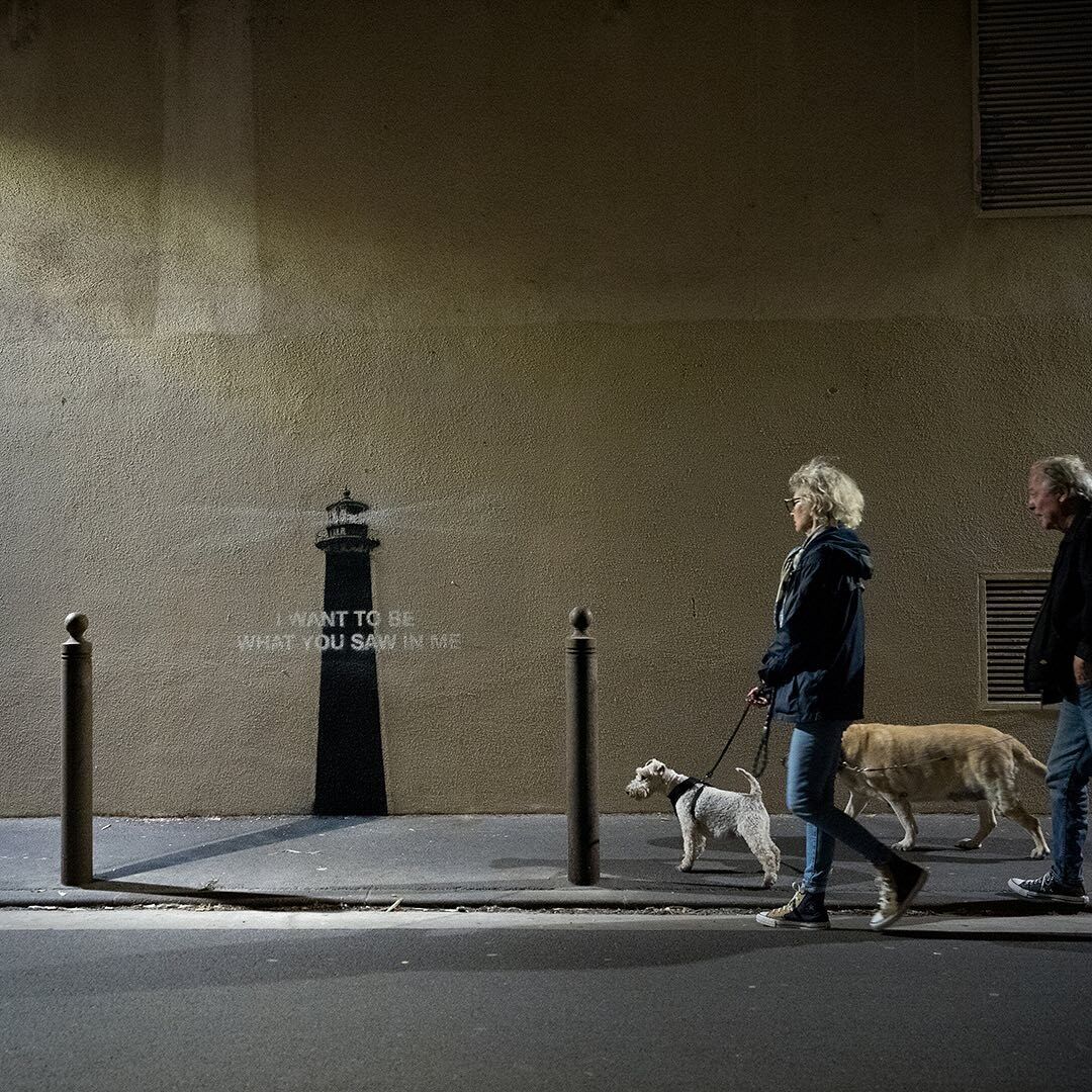 Черный маяк и тень: Бэнкси показал свою новую работу. Фото