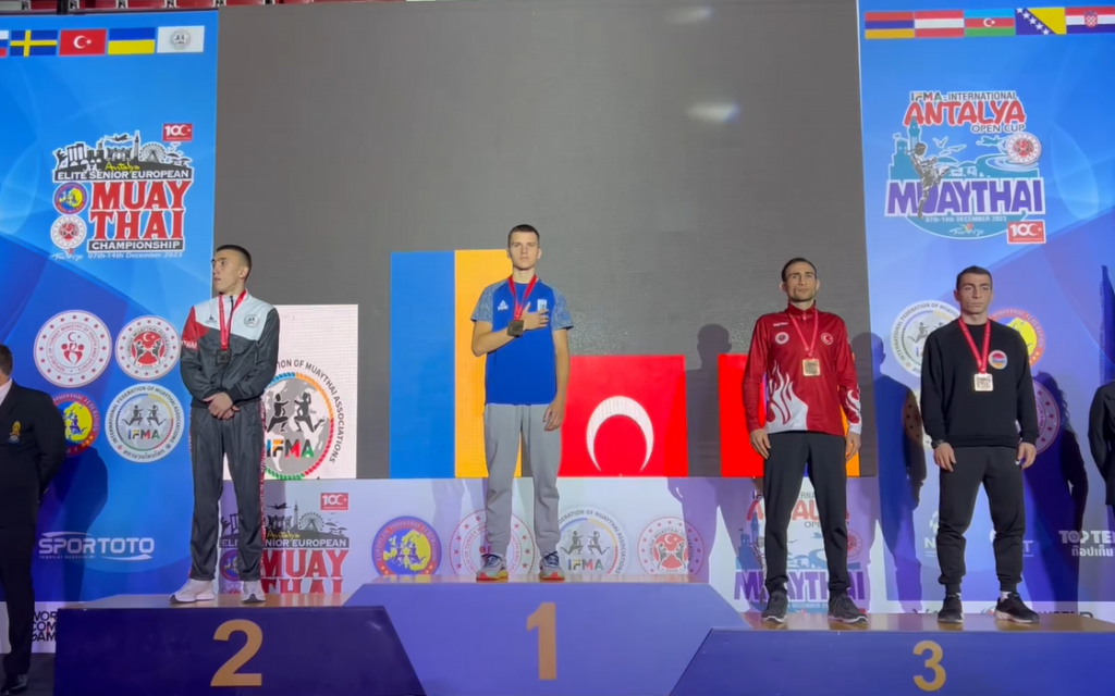 Український боксер на ЧС "розмазав по рингу" російського чемпіона світу. Відео
