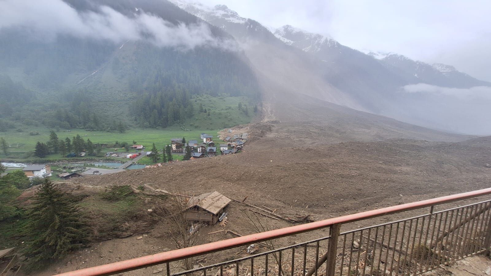 "Произошло немыслимое": обвал ледника в Швейцарии за несколько минут уничтожил деревню. Фото и видео