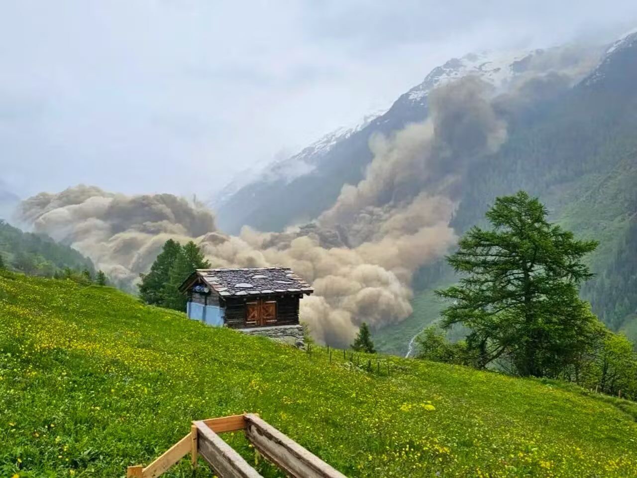 "Произошло немыслимое": обвал ледника в Швейцарии за несколько минут уничтожил деревню. Фото и видео