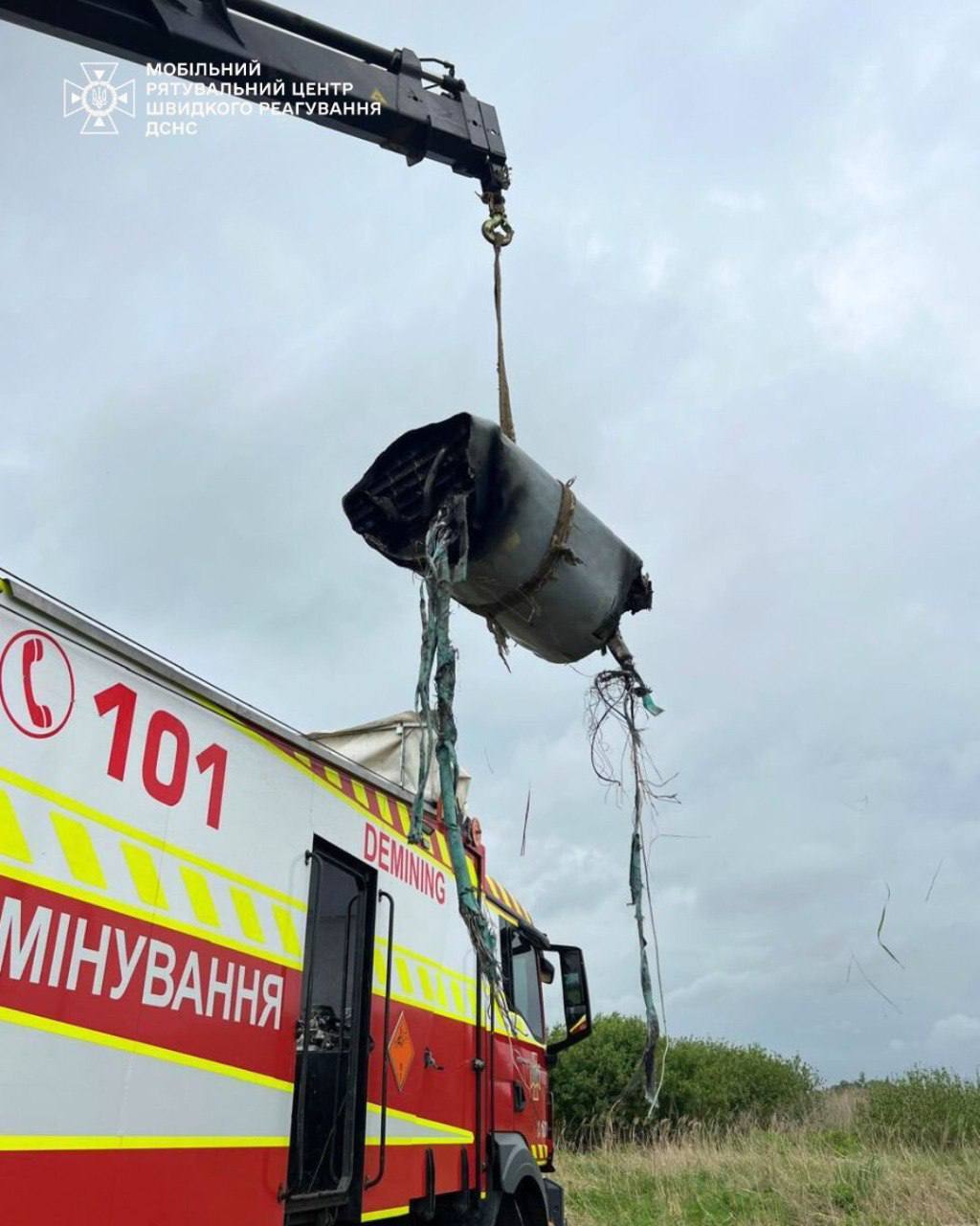 На Київщині у полі знайшли бойову частину крилатої російської ракети Х-101. Фото