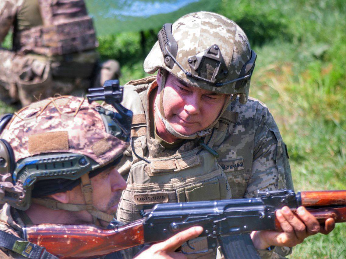 "Не кидаємо своїх у "м'ясорубку": Наєв розповів про пріоритет збереження життя захисників  на фронті та підготовку бійців
