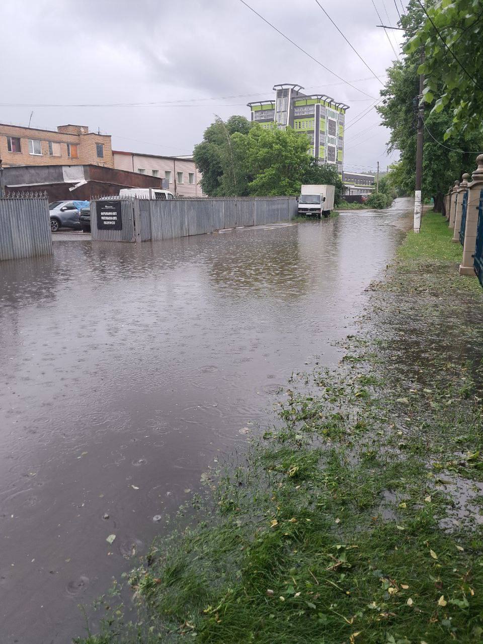 Київ та область накрила потужна злива з градом: підтоплено дороги, є обриви електромереж. Подробиці, фото та відео