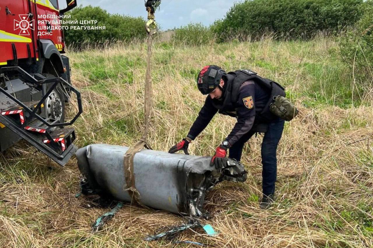 На Київщині у полі знайшли бойову частину крилатої російської ракети Х-101. Фото