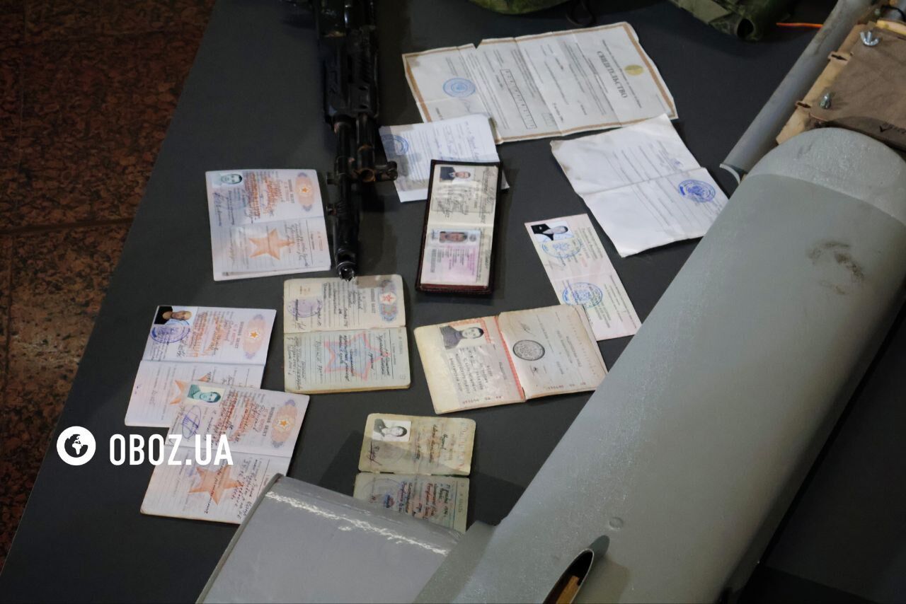 Шеврони солдатів КНДР і особлива карта: штурмовики передали до музею Другої світової війни в Києві цінні трофеї, здобуті в боях. Фото