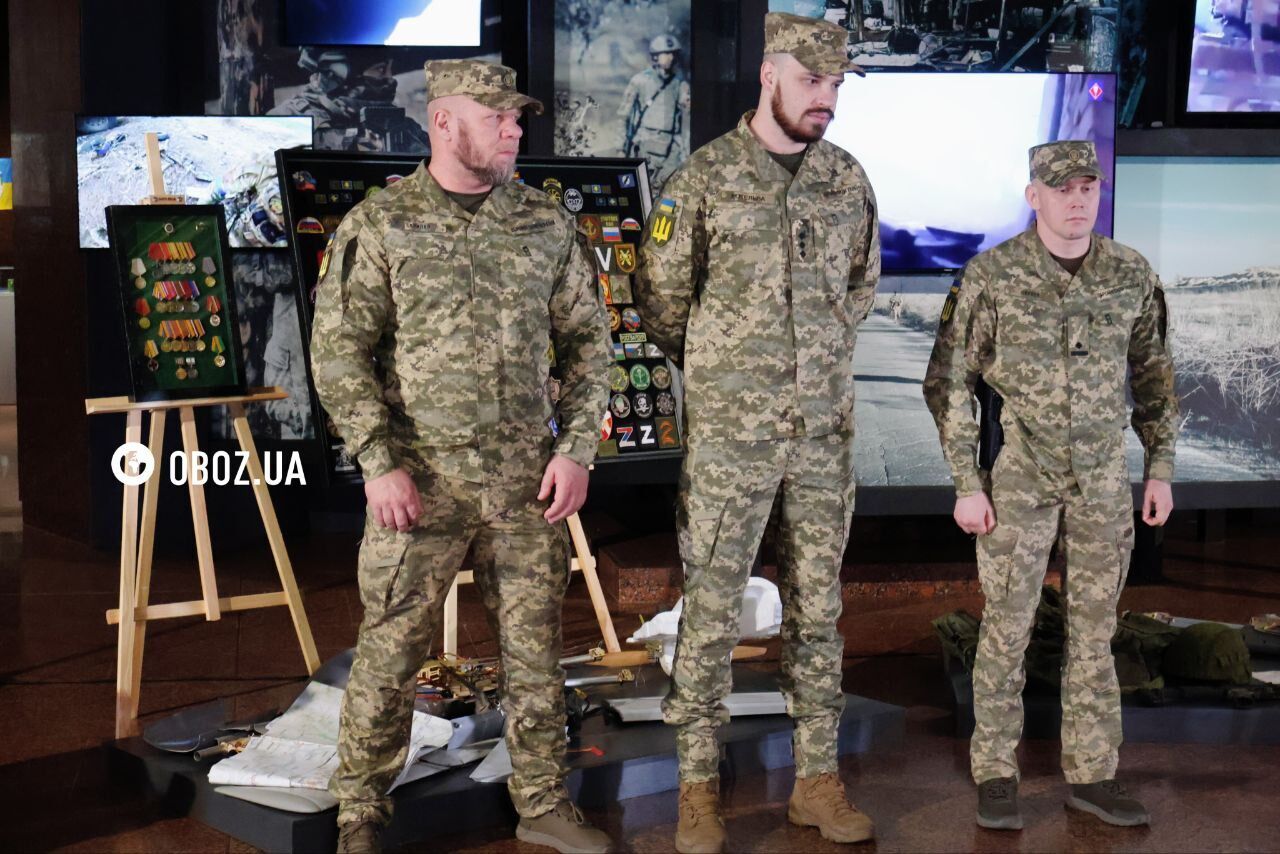Шеврони солдатів КНДР і особлива карта: штурмовики передали до музею Другої світової війни в Києві цінні трофеї, здобуті в боях. Фото