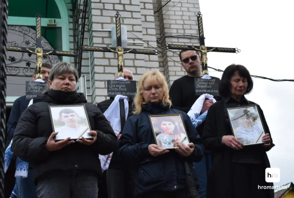 Прийшли сотні людей: на Житомирщині попрощалися з трьома дітьми, яких Росія вбила ракетним ударом. Фото і відео