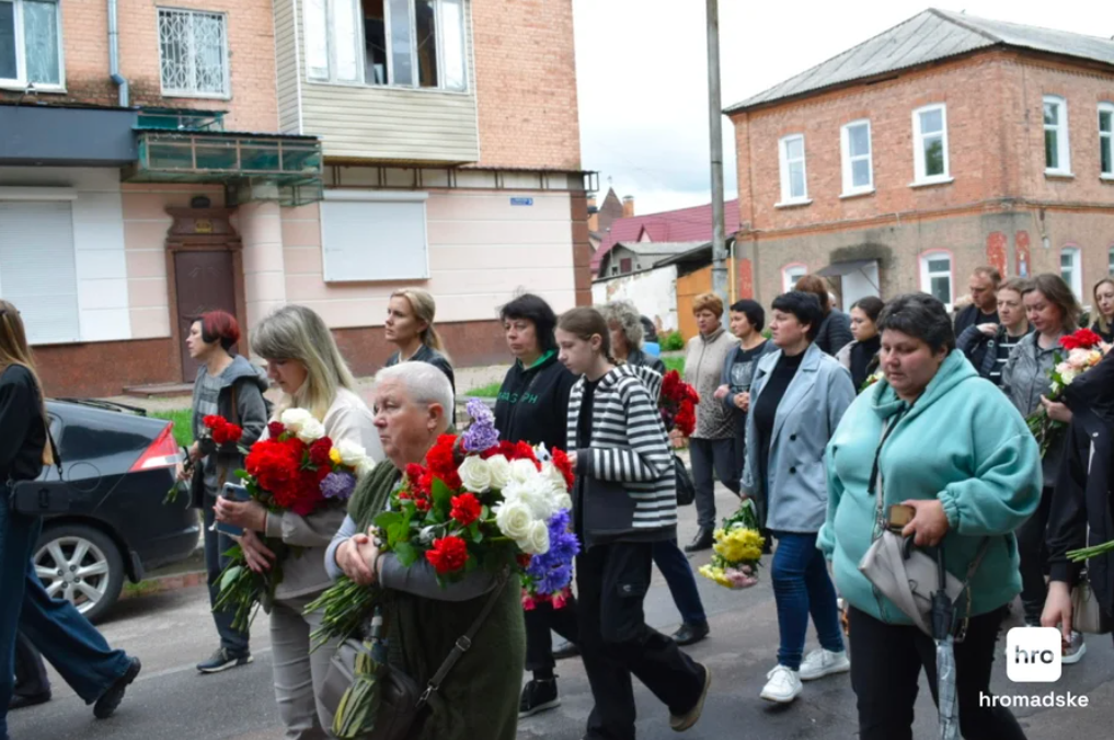 Прийшли сотні людей: на Житомирщині попрощалися з трьома дітьми, яких Росія вбила ракетним ударом. Фото і відео