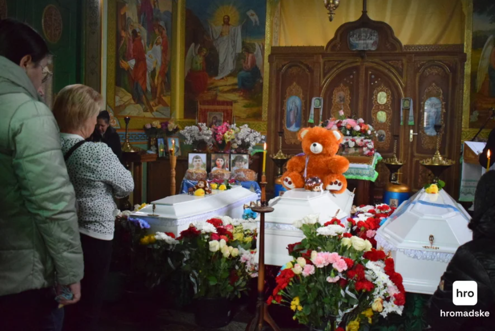 Прийшли сотні людей: на Житомирщині попрощалися з трьома дітьми, яких Росія вбила ракетним ударом. Фото і відео