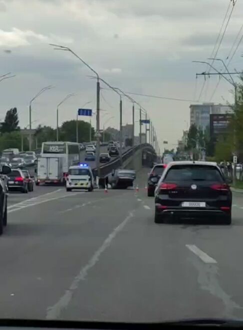 У Києві на Нивках біля моста перекинувся легковик. Подробиці, фото та відео