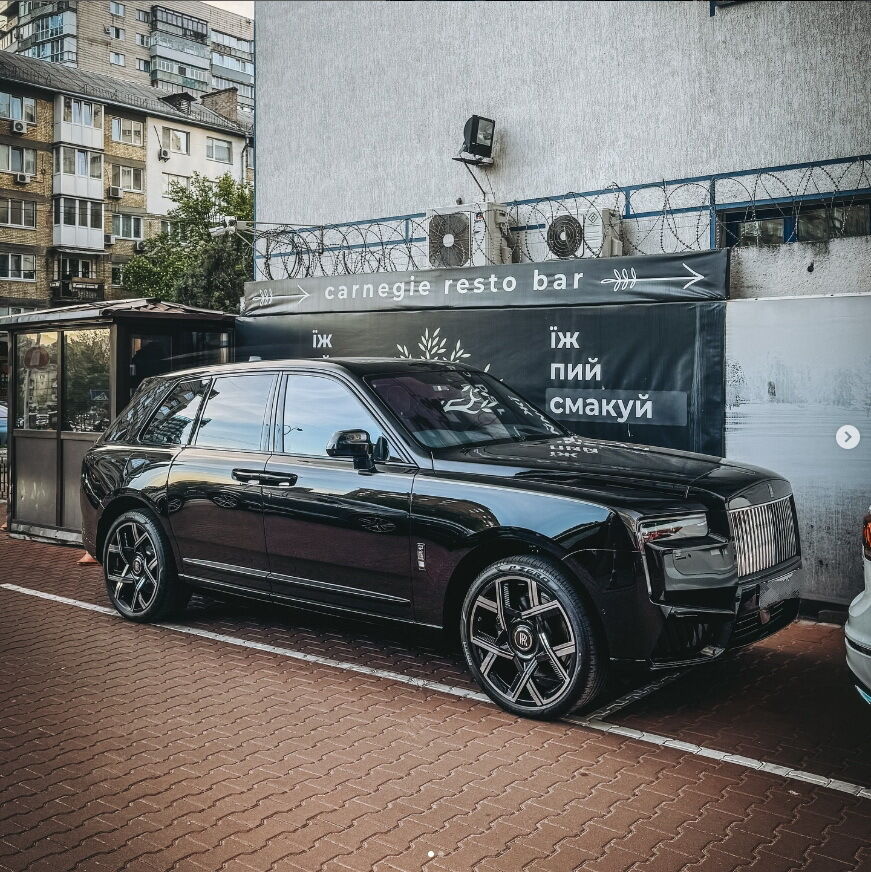 У центрі Києва помітили ексклюзивний Rolls-Royce Cullinan 2025. Подробиці та фото