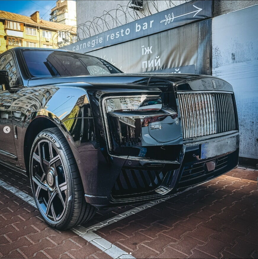 У центрі Києва помітили ексклюзивний Rolls-Royce Cullinan 2025. Подробиці та фото